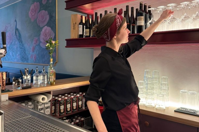 Mitarbeiter für Gastronomie - aktive Mitarbeit an der Theke Woltiri Works