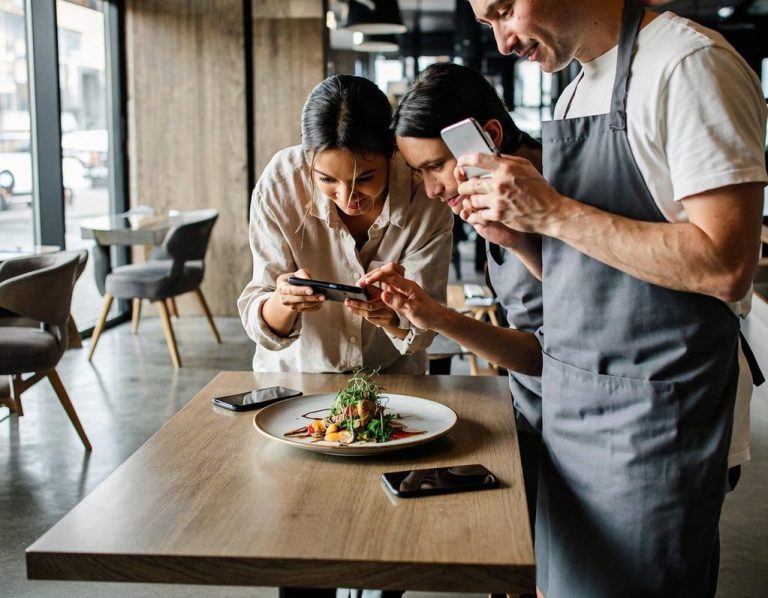 Content-Erstellung mit Smartphone direkt in einem Gastronomiebetrieb. - ki generiert