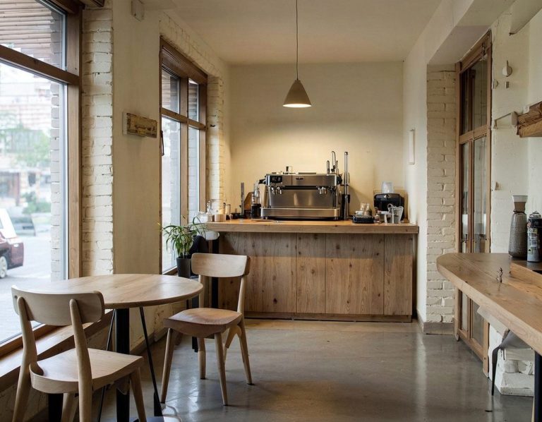 Gastro-Neueröffnung Startklar Fertig eingerichteter Gastronomiebetrieb bei den letzten Vorbereitungen vor der Neueröffnung.